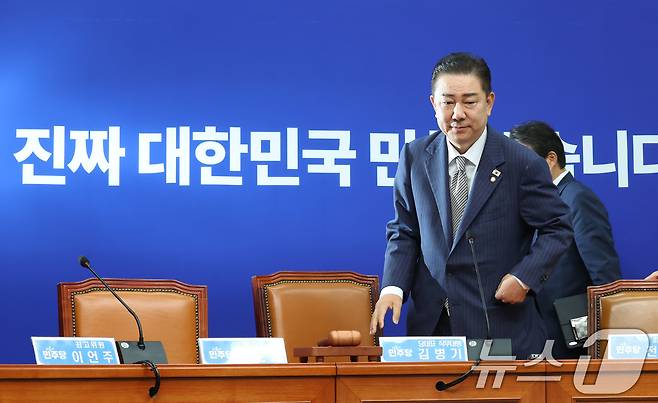 김병기 더불어민주당 대표 직무대행 겸 원내대표가 2일 오전 서울 여의도 국회에서 열린 최고위원회의에 참석하고 있다. 2025.7.2/뉴스1 ⓒ News1 이광호 기자