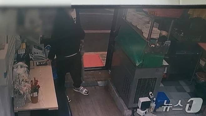 전국을 돌며 점포 업주의 휴대전화와 카드 등을 훔쳐 돈을 빼돌린 20대가 구속 송치됐다. 사진은 범행 장면이 담긴 CCTV 화면(대전경찰청 제공) /뉴스1