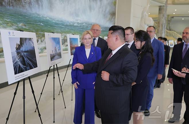 (평양 노동신문=뉴스1) = 북러조약 체결 1주년을 맞아 김정은 북한 노동당 총비서가 올가 류비모바 러시아 문화상을 졉견하고 예술 공연을 관람했다고 보도했다. [국내에서만 사용가능. 재배포 금지. DB 금지. For Use Only in the Republic of Korea. Redistribution Prohibited] rodongphoto@news1.kr