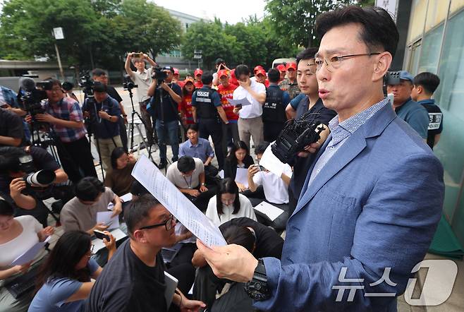 채수근 해병 순직 사건 관련 구명 로비 의혹을 받는 임성근 전 해병대 1사단장이 2일 오후 서울 서초구 서초중앙로 순직해병 특별검사팀으로 소환 조사에 출석하며 입장을 밝히고 있다. (공동취재) 2025.7.2/뉴스1 ⓒ News1 박정호 기자