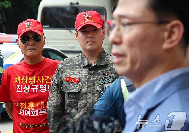 채수근 해병 순직 사건 관련 구명 로비 의혹을 받는 임성근 전 해병대 1사단장이 2일 오후 서울 서초구 서초중앙로 순직해병 특별검사팀으로 소환 조사에 출석하며 입장을 밝히는 모습을 해병대 예비역들이 지켜보고 있다. (공동취재) 2025.7.2/뉴스1 ⓒ News1 박정호 기자