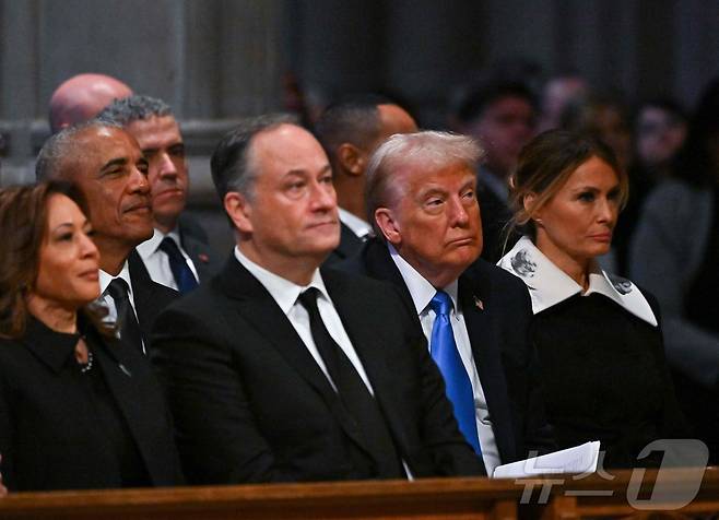 도널드 트럼프 미국 대통령 당선인과 부인 멜라니아 여사, 카멀라 해리스 부통령과 남편 더그 엠호프가 9일(현지시간) 워싱턴에 있는 워싱턴 국립 대성당에서 엄수된 지미 카터 전 대통령의 국장에 참석을 하고 있다. 2025.01.10 ⓒ AFP=뉴스1 ⓒ News1 우동명 기자