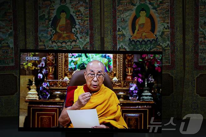 2일(현지시간) 인도 히말라야 산악지역 다람살라에서 열린 고위급 티베트 불교 종교회의에서 티베트의 정신적 지도자인 달라이 라마가 영상으로 연설을 하고 있다. 2025.07.02 ⓒ 로이터=뉴스1 ⓒ News1 김지완 기자