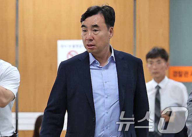 더불어민주당 전당대회 돈 봉투 사건으로 복역하다 가석방된 윤관석 전 의원이 2일 오후 서울 서초구 서울고등법원에서 열린 뇌물수수 등 혐의 관련 항소심 1차 공판에 출석하고 있다. 2025.7.2/뉴스1 ⓒ News1 장수영 기자