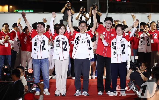 김문수 국민의힘 대통령 후보가 제21대 대통령 선거를 하루 앞둔 2일 오후 서울 중구 서울시청 앞 광장에서 열린 '울려라 함성, 들어라 승리의 메아리' 피날레 유세에서 나경원·안철수·양향자 공동선대위원장과 한동훈 전 대표와 원팀 퍼포먼스를 하고 있다. 2025.6.2/뉴스1 ⓒ News1 김민지 기자