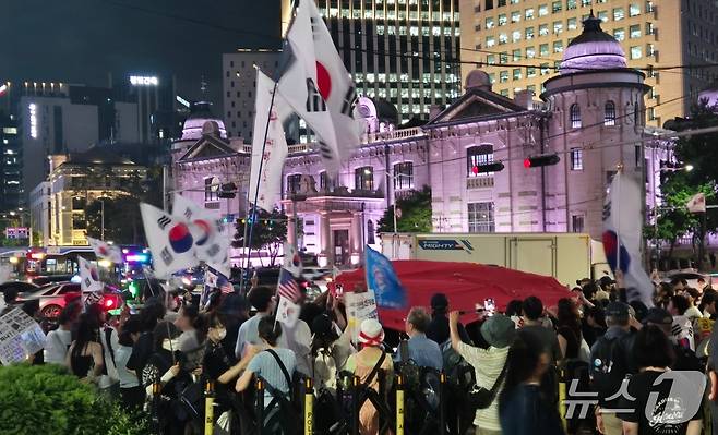 2일 오후 부정선거 의혹을 주장하는 단체 중 하나인 자유대학이 서울 중구 명동 주한 중국대사관 인근에서 중국 국기를 찢는 행위를 벌이고 있다.ⓒ 뉴스1 남해인 기자