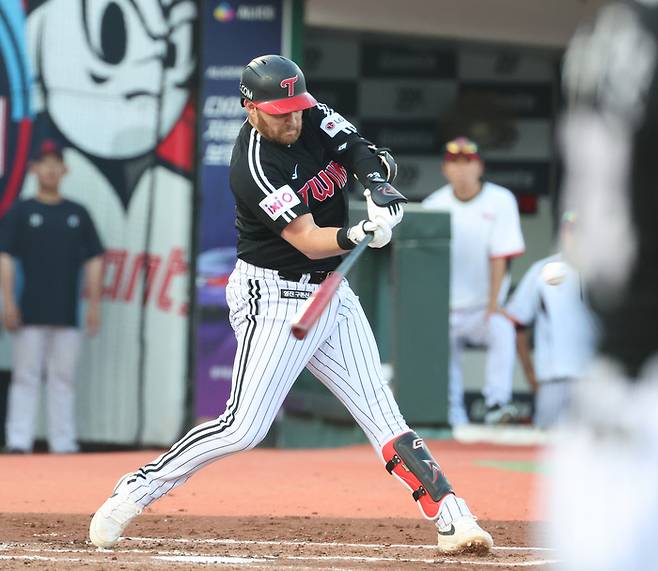 LG 오스틴이 1일 부산 사직구장에서 열린 2025 KBO리그 정규시즌 롯데전 3회초 선제 투런 홈런을 치고 있다. 사진 | 연합뉴스