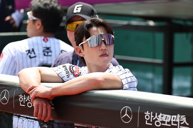 롯데 전민재가 17일 부산 사직구장에서 열린 2025 KBO리그 정규시즌 삼성과 더블헤더 1차전을 더그아웃에서 지켜보고 있다. 사진 | 롯데 자이언츠