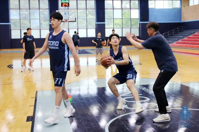 손창환 감독(오른쪽)이 홍천 소노 리조트에서 선수들의 훈련을 지도하고 있다. 사진제공=고양 소노