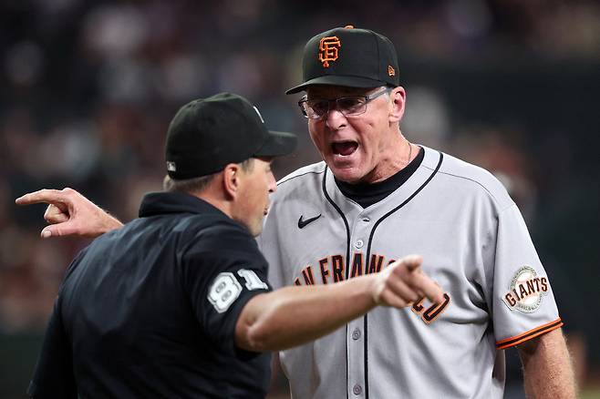 밥 멜빈 샌프란시스코 자이언츠 감독이 지난 1일(한국시각) 애리조나 다이아몬드백스전에서 9회 구심 킨 월코트 구심에 격렬하게 항의하고 있다. AFP연합뉴스