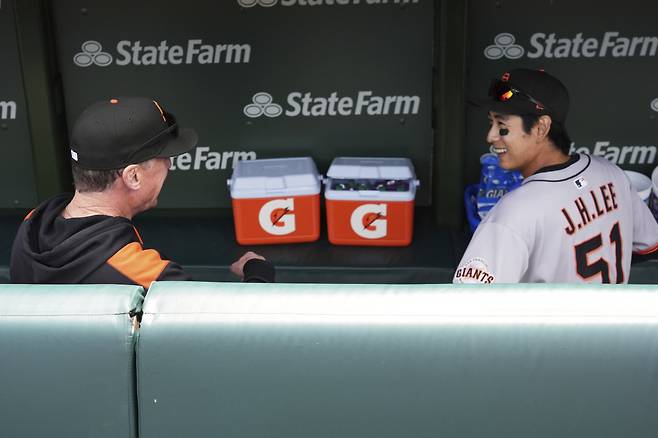샌프란시스코 자이언츠 이정후와 밥 멜빈 감독이 지난 5월 8일(한국시각) 시카고 컵스전을 앞두고 이야기를 나누고 있다 . AP연합뉴스
