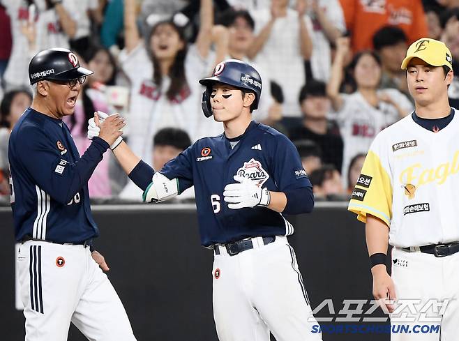 14일 대전 한화생명볼파크에서 열린 두산-한화전. 8회초 1사 1루 오명진이 1타점 3루타를 친 후 고토 코치의 축하를 받고 있다. 대전=정재근 기자 cjg@sportschosun.com/2025..5.14/