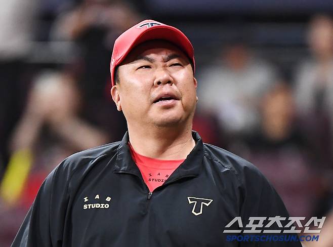 25일 서울 고척스카이돔에서 열린 KIA-키움전. 이범호 감독이 경기 승리 후 선수들을 기다리고 있다. 고척=정재근 기자 cjg@sportschosun.com/2025.6.25/