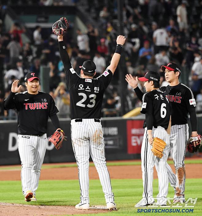 1일 부산 사직구장에서 열린 롯데 자이언츠와 LG 트윈스의 경기. 승리한 LG 선수들이 기뻐하고 있다. 부산=박재만 기자 pjm@sportschosun.com/2025.07.01/