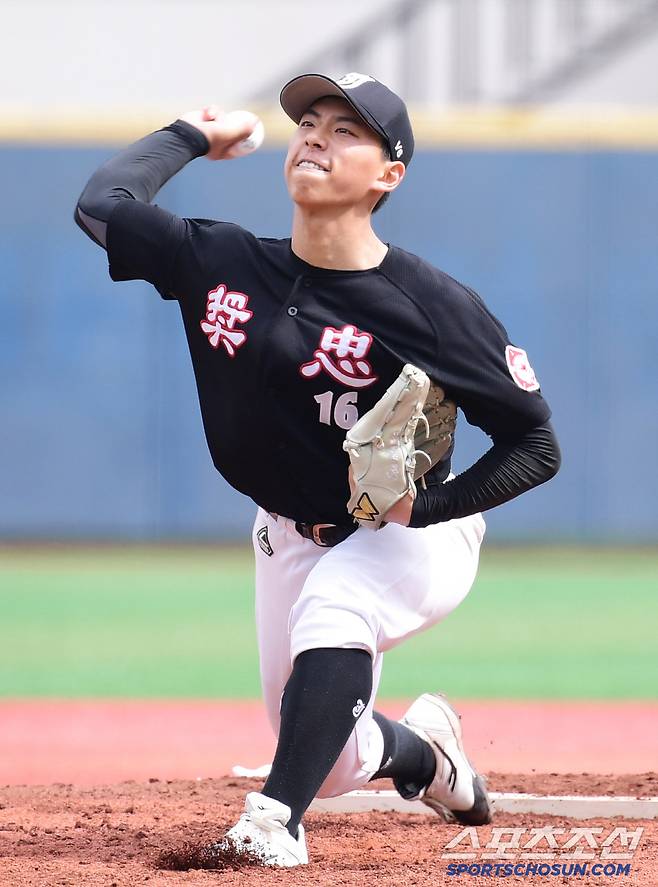 2일 서울 목동구장에서 열린 제80회 청룡기 고교야구선수권 대회 및 주말리그 왕중왕전 대구상원고-장충고 경기. 투구하고 있는 장충고 손민서.