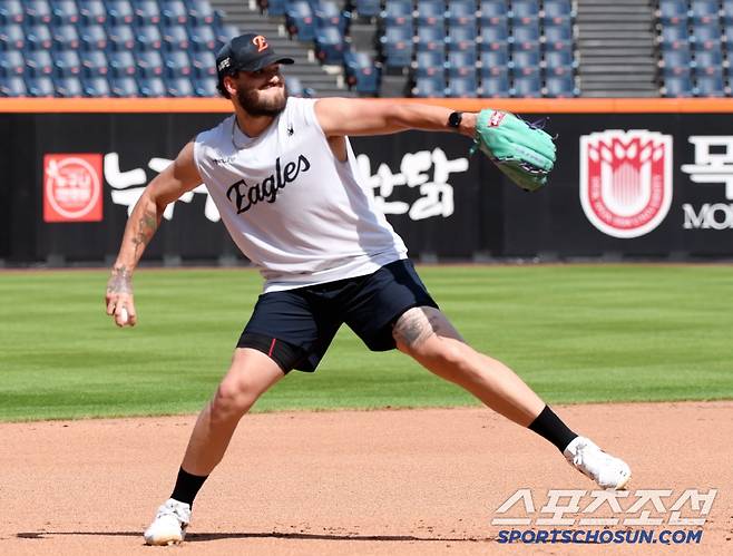 유격수 훈련을 마친 후엔 3루로 자리를 옮겼다.