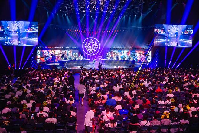 2일 캐나다 밴쿠버 퍼시픽 콜리세움에서 열린 MSI 2025 브래킷 스테이지 1라운드에서 젠지와 G2 선수들이 경기를 준비하고 있다. 사진제공=라이엇게임즈