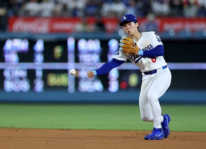 LOS ANGELES, CALIFORNIA - JULY 01: Hyeseong Kim #6 of the Los Angeles Dodgers throws out Kyle Teel #8 of the Chicago White Sox during the seventh inning at Dodger Stadium on July 01, 2025 in Los Angeles, California.   Harry How/Getty Images/AFP (Photo by Harry How / GETTY IMAGES NORTH AMERICA / Getty Images via AFP)







<저작권자(c) 연합뉴스, 무단 전재-재배포, AI 학습 및 활용 금지>