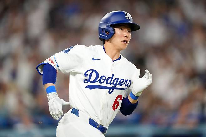 Jun 18, 2025; Los Angeles, California, USA; Los Angeles Dodgers center fielder Hyeseong Kim (6) runs the bases after hitting a ground rule double in the fifth inning against the San Diego Padres at Dodger Stadium. Mandatory Credit: Kirby Lee-Imagn Images







<저작권자(c) 연합뉴스, 무단 전재-재배포, AI 학습 및 활용 금지>