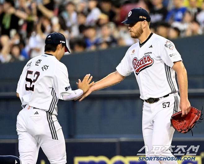 2일 잠실야구장에서 열린 삼성과 두산의 경기, 5회초 2사 만루 두산 콜어빈이 삼성 김성윤의 타구를 호수비로 처리한 3루수 박준순과 하이파이브를 하고 있다. 잠실=허상욱 기자wook@sportschosun.com/2025.07.02/