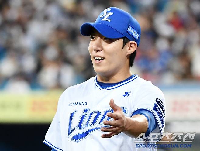 17일 대구 라이온즈파크에서 열린 두산-삼성전. 4회를 무실점으로 막은 원태인이 호수비를 보여준 김지찬을 맞이하고 있다. 대구=정재근 기자 cjg@sportschosun.com/2025.6.17/