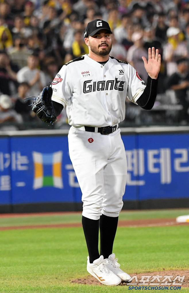 2일 부산 사직구장에서 열린 롯데 자이언츠와 LG 트윈스의 경기. 6회 2사 1루 LG 송찬의를 158km 강속구로 삼진 처리한 롯데 감보아가 기뻐하고 있다. 부산=박재만 기자 pjm@sportschosun.com/2025.07.02/