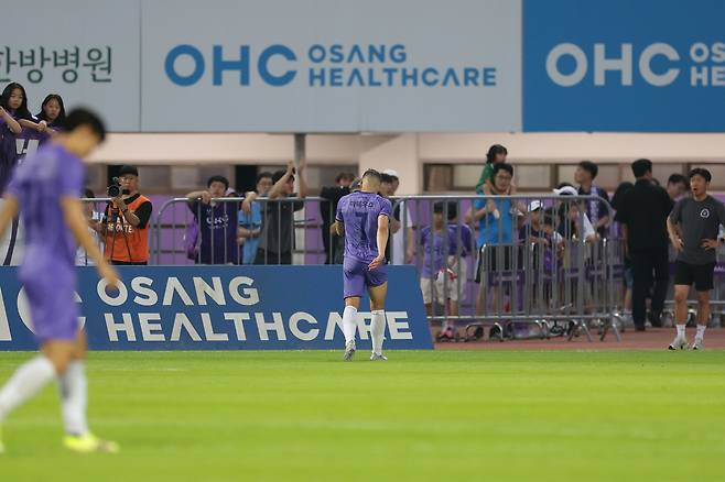 안양종합운동장/ K리그1/ FC안양 vs 광주FC/ 안양 마테우스/ 퇴장/ 아쉬움/ 사진 정재훈