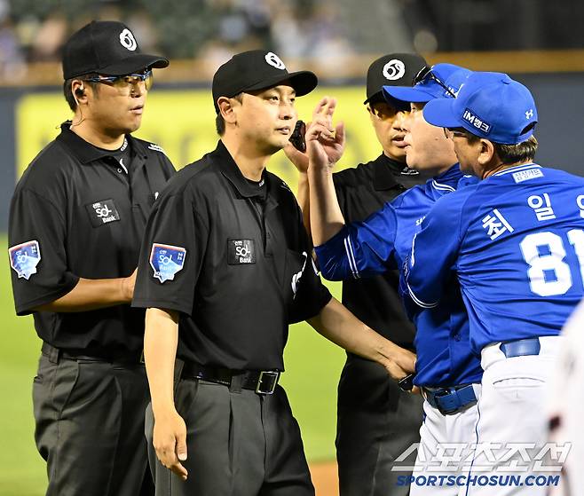 2일 잠실야구장에서 열린 삼성과 두산의 경기, 7회말 삼성 박진만 감독이 김선수 3루심이 두산 김재환의 체크스윙을 볼로 판정하자 그라운드로 나와 어필하고 있다. 잠실=허상욱 기자wook@sportschosun.com/2025.07.02/
