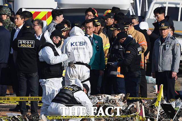 참사 발생 후 6개월이 지났다. 지난달 30일 기점으로 '12·29 여객기 참사 피해 구제 및 지원에 따른 특별법'이 시행됐지만, 유가족이 느끼는 현실은 여전히 깜깜하다. 사진은 최상목 대통령 권한대행 부총리 겸 기획재정부 장관(가운데)이 제주항공 여객기 참사 발생 이틀째인 지난해 12월 30일 오후 전남 무안국제공항 사고 현장을 시찰하고 있는 모습. /장윤석 기자