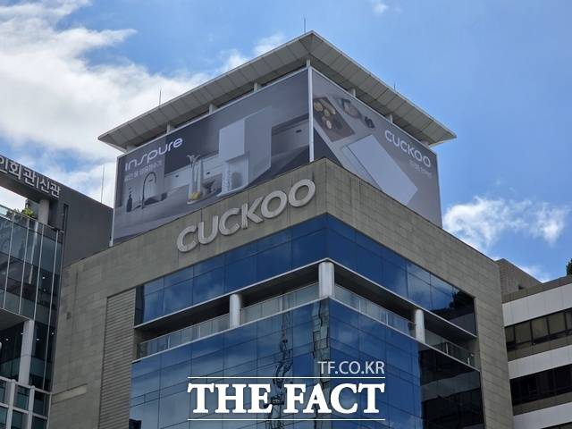 쿠쿠홈시스가 말레이시아 법인 설립 등 해외 사업을 확장해나가는 가운데 렌털업계 경쟁사들에 비해 뒤떨어지는 ESG경영 지표를 개선할 수 있을지 주목된다. 사진은 서울시 강남구 쿠쿠빌딩 전경 /우지수 기자