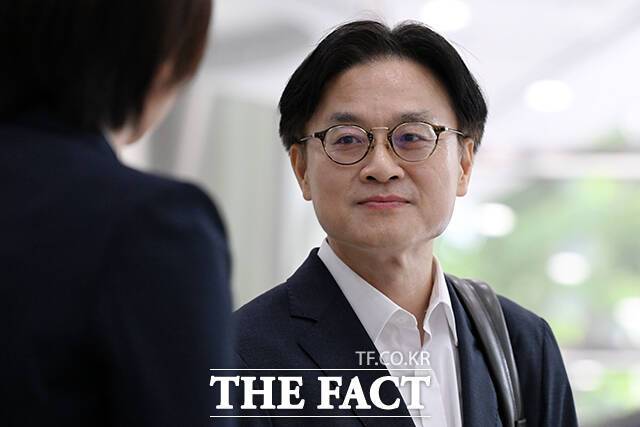 1일 업계에 따르면 '원전 전문가'로 알려진 김정관 두산에너빌리티 사장이 산업통상자원부 장관 후보자로 지명되면서 업계에서는 이재명 정부가 탈원전을 하지 않을 것이라는 기대감이 일고 있다. 김정관 산업통상자원부 장관 후보자가 지난달 30일 오전 서울 강남구 한국기술센터에 마련된 인사청문회 준비 사무실에 출근하고 있다. /서예원 기자