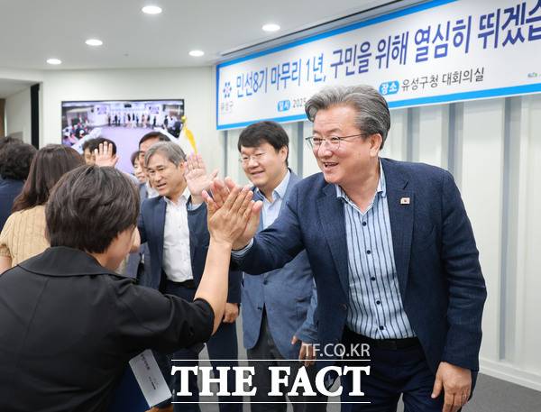 정용래 대전 유성구청장이 2일 확대간부회의를 마무리하며 간부들과 하이파이브를 하고 있다./대전 유성구