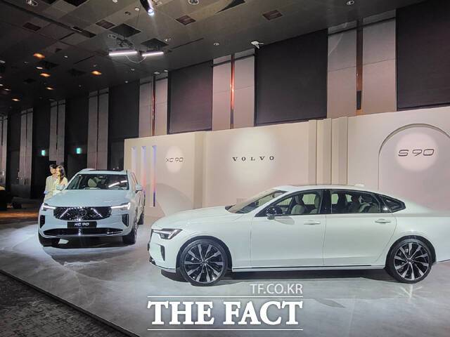 <더팩트> 취재진이 2일 찾은 서울 광진구 비스타 워커힐 호텔 볼보자동차코리아 XC90·S90 신차 공개 행사에서 가장 크게 눈에 띈 변화는 전면과 후면의 '부드러움'이다. 각진 디자인을 보여줬던 전작과 달리 그릴과 헤드램프 라인은 더 섬세해졌고, 묵직한 고급스러움이 배어 있는 인상이다. /워커힐호텔=오승혁 기