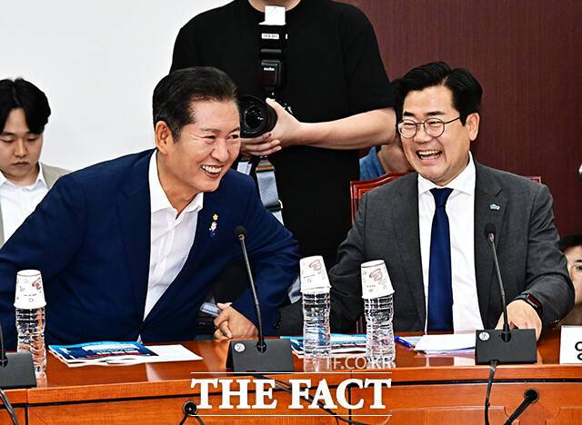 박찬대, 정청래 더불어민주당 당대표 후보가 2일 오후 서울 여의도 국회에서 열린 검찰개혁 토론회에 참석해 환한 미소를 지으며 인사하고 있다. /배정한 기자