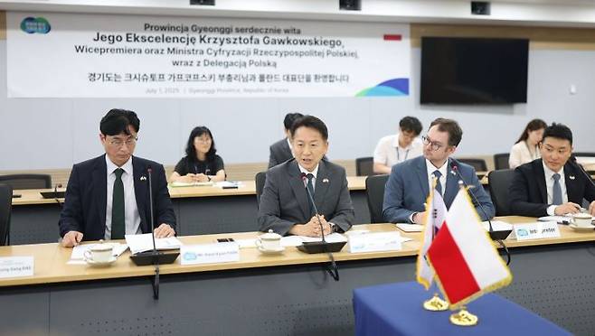 고영인 경기도 경제부지사가 1일 경기도청에서 크시슈토프 가프코프스키(Krzysztof Gawkowski) 폴란드 부총리 겸 디지털부 장관과 면담하고 있다. 경기도 제공
