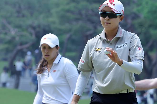 2025년 5월 고양시 뉴코리아CC에서 열린 레이디스 유러피언투어(LET) 아람코 챔피언십 3라운드에서 김효주가 갤러리들에게 인사하는 모습. /연합뉴스