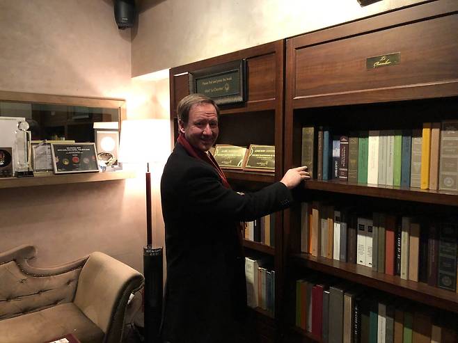 브루스 클링너 헤리티지재단 선임연구원이 서울 출장 기간 서울 강남의 한 스피크이지 바를 방문한 모습. /X(옛 트위터)