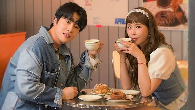 신지와 문원이 함께 발표하는 듀엣곡 ‘샬라카둘라’ 포스터. /인스타그램