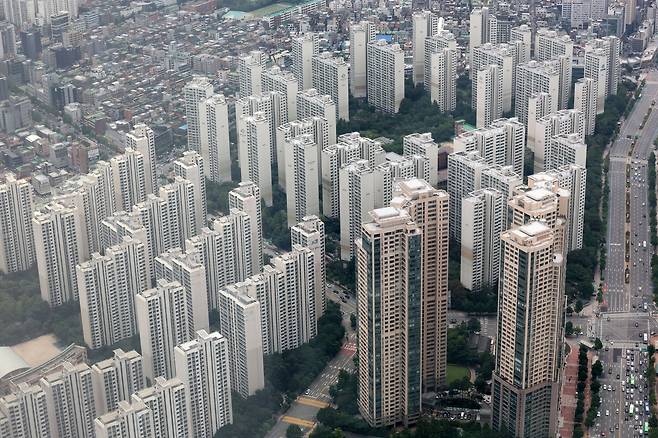 A view of apartment complexes in Songpa-gu as seen from the Seoul Sky Observatory in Songpa-gu, Seoul. /News1