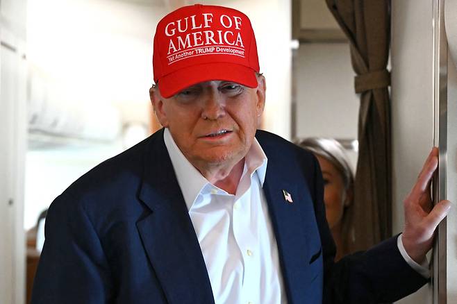 도널드 트럼프 미국 대통령이 1일 전용기 안에서 기자들과 만나 질문에 답변을 하고 있다. /AFP 연합뉴스