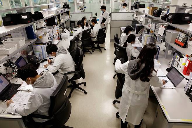 한미약품은 의약품 생산 플랜트 내에 제제연구소를 운영하며 연구 단계의 물질을 완제품 생산까지 원스톱으로 적용하고 실행할 수 있는 시스템을 구축했다./한미약품