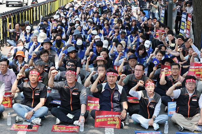 MG손해보험 전직원들이 6월 29일 서울 종로구 금융위원회 앞에서 열린 총파업 선포 결의대회에서 일부영업정지를 규탄하는 구호를 외치고 있다. /뉴스1