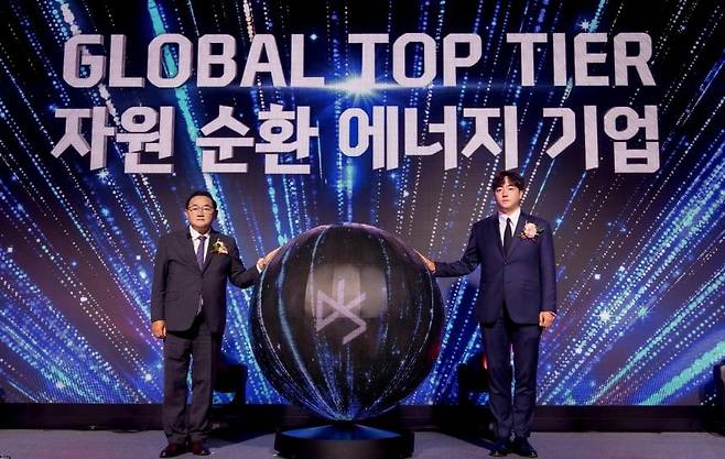 DS단석 한승욱 회장(왼쪽)과 한수현 상무가 비전 선포를 진행하고 있다./DS단석 제공