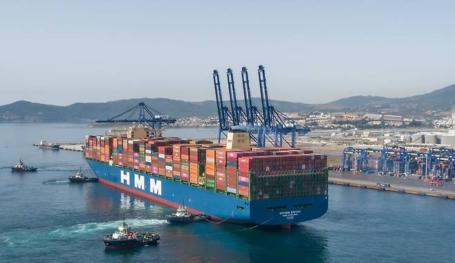 스페인 알헤시라스 터미널(TTIA)에 기항하는 2만 4,000 TEU급 컨테이너선 ‘HMM 알헤시라스호’. /HMM 제공
