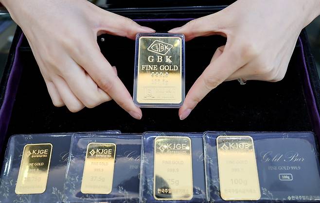 서울 종로구 골드팡 종로직영점에서 관계자가 골드바를 들어 보이고 있다. /뉴스1