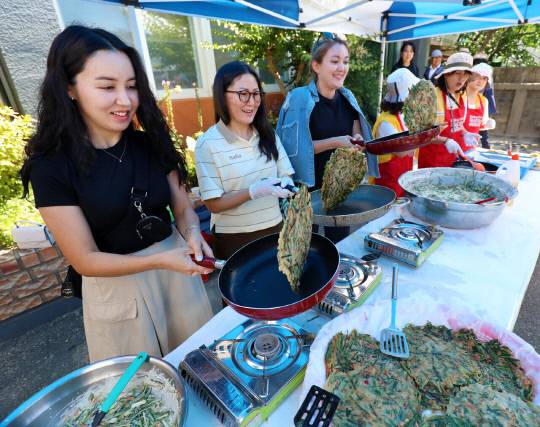 지난달 11일 대전 유성구 구암동 유성커뮤니티센터에서 열린 '다문화 이탈주민 전통음식 만들기' 체험 행사에서 다문화가정 주민들이 전을 부치고 있다. 대전일보DB.