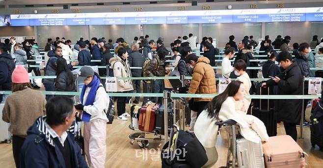 설날을 앞둔 2024 2월 8일 인천국제공항 제1여객터미널 여행객들이 출국 수속을 기다리고 있다. ⓒ데일리안 방규현 기자