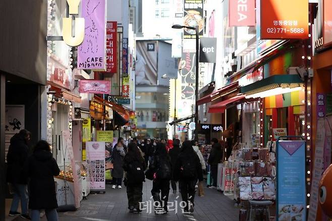 서울 명동거리 상점 밀집 지역에서 관광객들이 오가고 있다. ⓒ뉴시스