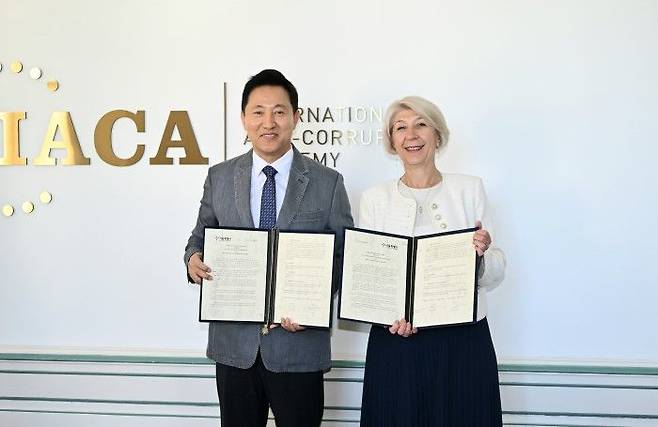 오세훈 서울시장이 1일(화) 국제반부패아카데미(IACA)와 MOU 체결 후 슬라쟈냐 타세바(Slagjana Taseva) 학장과 기념 촬영하고 있다.ⓒ서울시 제공