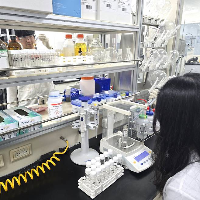 애경케미칼 연구원이 대전에 위치한 애경종합기술원 연구실에서 실험에 열중하고 있다. 애경케미칼 제공